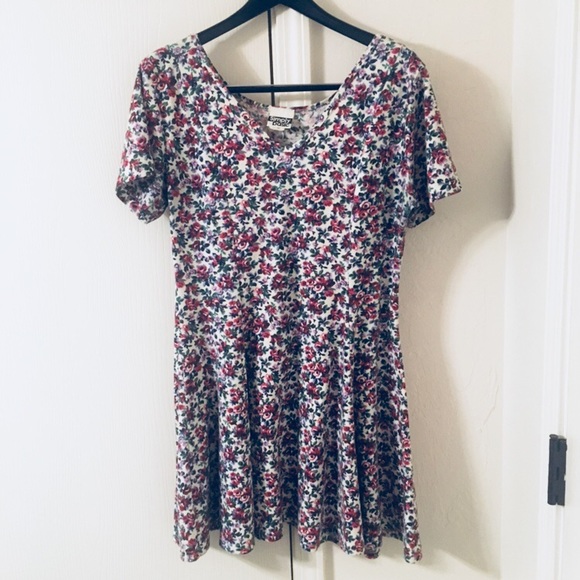 simply basic Dresses & Skirts - 🌷VTG Floral Sundress🌷